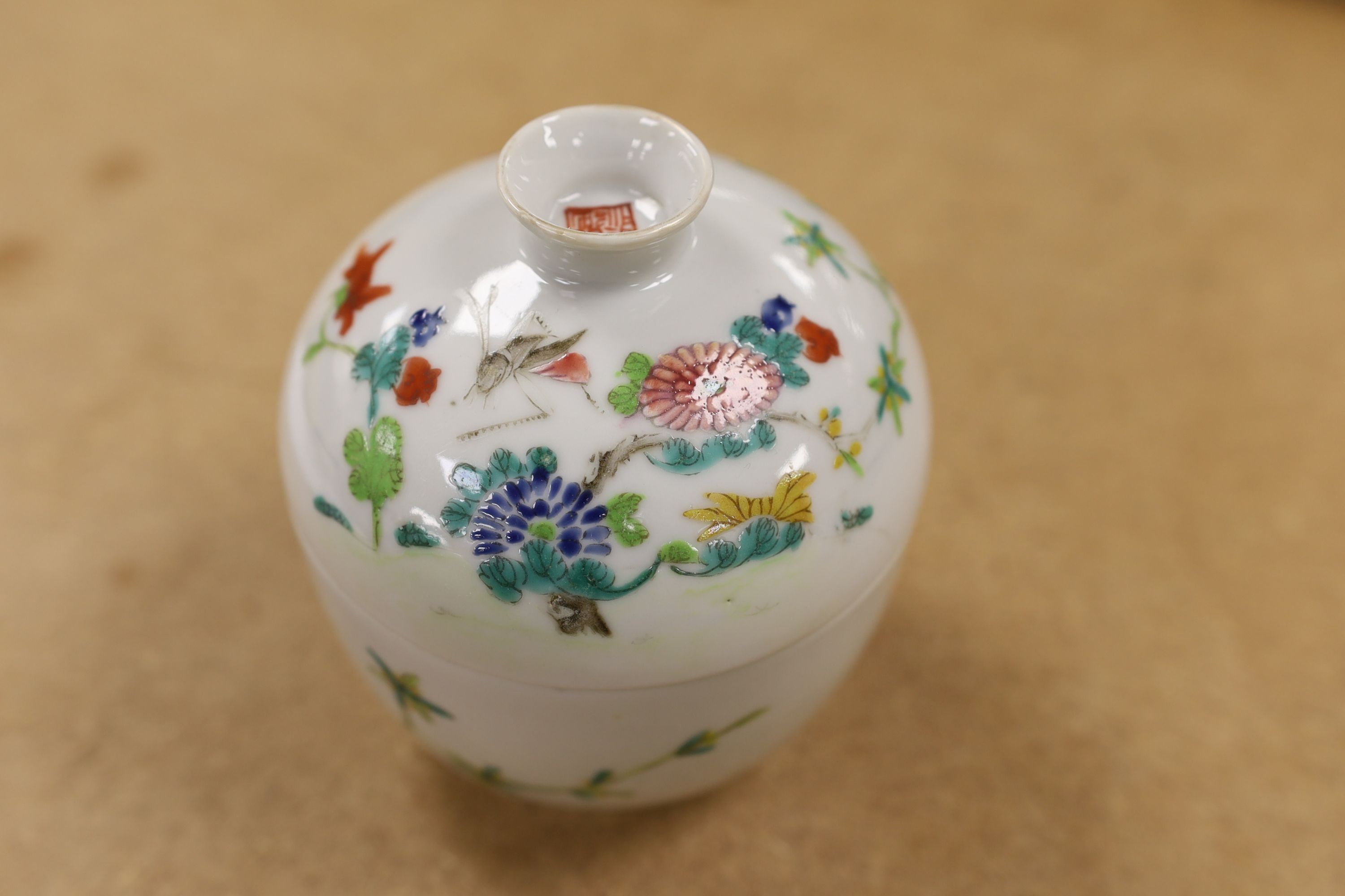 A Chinese famille rose chupu and a bowl, late 19th century, and a cloisonne parasol handle, 23cm long